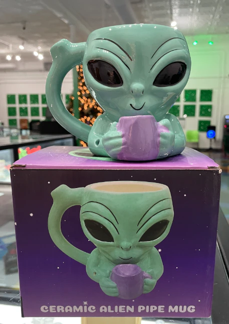 Luv Buds - Ceramic Alien Pipe Mug Main Image